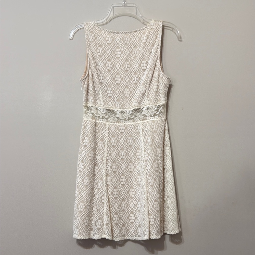 En Crème Elegant Cream Lace Dress - Picture 2 of 7